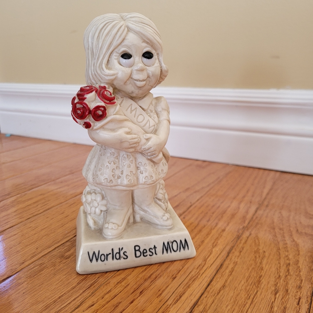 World's Best Mom Kitschy Vintage Statue Trinket